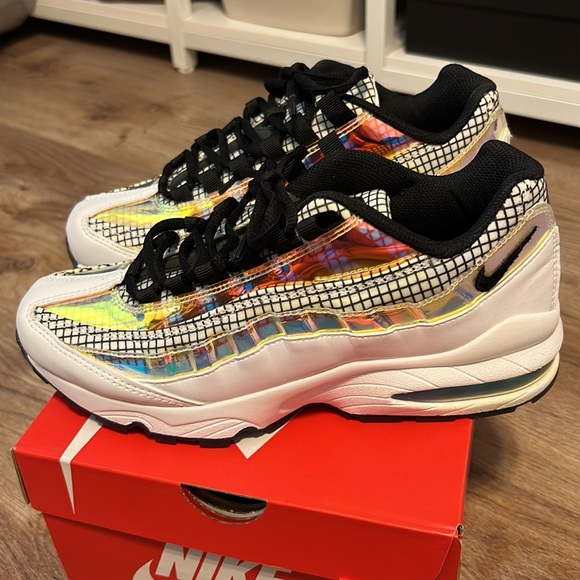 Nike Air Max 95 LV8 in White/Blue/Glaze Black - Picture 7 of 13